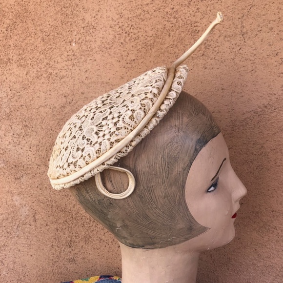 VTG 1950s Off White Lace Hat Calot Style with Antenna OS main image 8